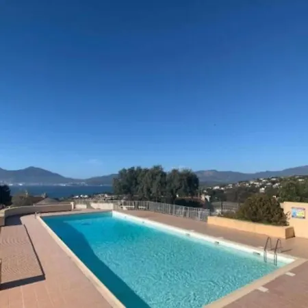 Vue A Piscine Et Parking *