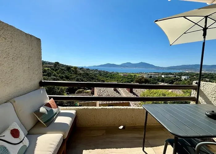 Vue A Piscine Et Parking Apartman