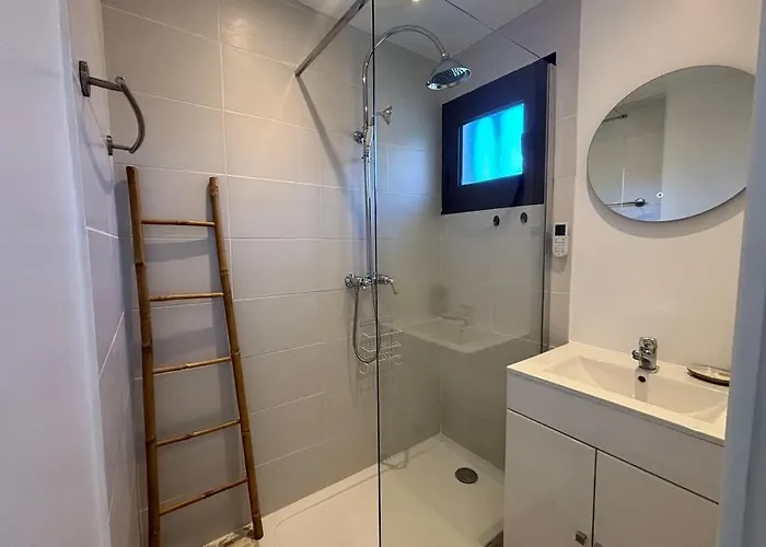 Vue A Piscine Et Parking Apartman *