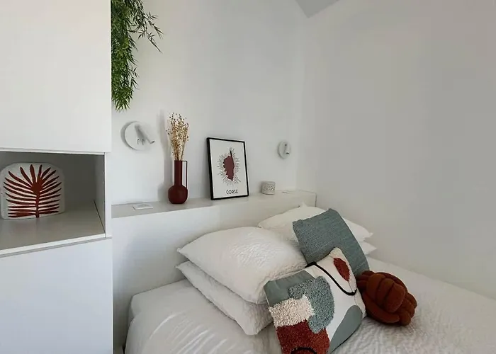 Vue A Piscine Et Parking Apartman