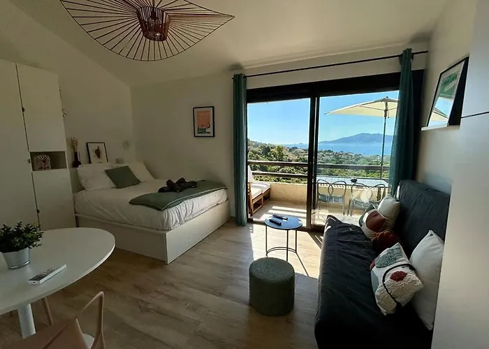 Vue A Piscine Et Parking Apartman *