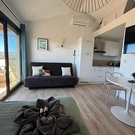 Vue A Piscine Et Parking