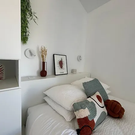 Vue A Piscine Et Parking *