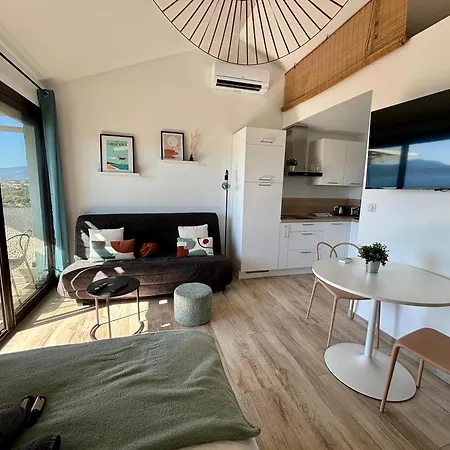 Vue A Piscine Et Parking