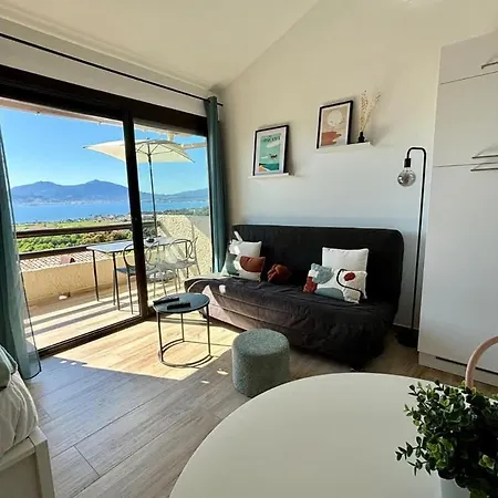 Vue A Piscine Et Parking